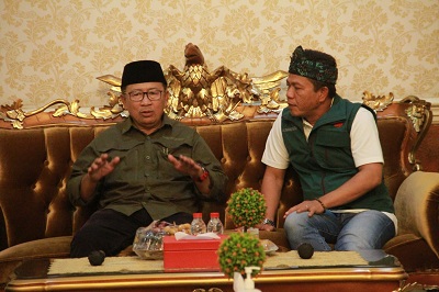 Bupati Bandung H.M .Dadang Supriatna mendengar penjelasan dari Bupati Cianjur Herman Suherman terkait bencana gempa bumi di Cianjur, Minggu (27/11/2022) sore. (Foto: Humas Pemkab Bandung)

