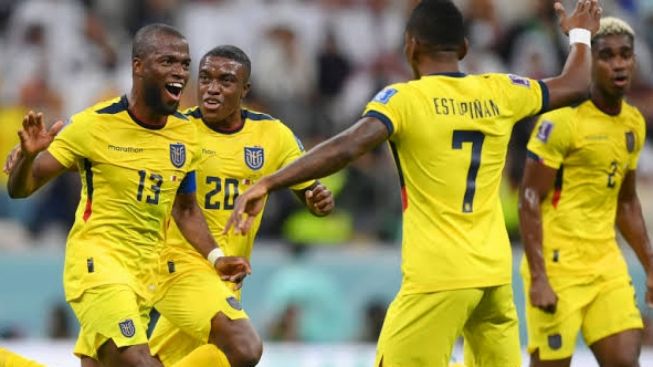 

Enner Valencia (No 13) bersama pemain lainnya melakukan selebrasi usai mencetak gol ke gawang tuan rumah Qatar pada laga pembuka Piala Dunia 2022 di Al Bayt Stadium, AL Khor, Qatar, Minggu (20/11/2022) malam WIB.(Foto: Istimewa)
