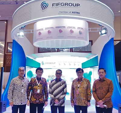 Kunjungan Menteri Perhubungan Indonesia, Budi Karya Sumadi (tengah), dan Ketua Asosiasi Industri Sepeda Motor Indonesia (AISI), Johannes Loman (kedua dari kanan) ke booth FIFGROUP pada perhelatan IMOS 2022 bersama dengan Chief Executive Officer (CEO) FIFGROUP, Margono Tanuwijaya (kedua dari kiri), dan Chief Marketing Officer (CMO) sekaligus Project Leader FIFGROUP IMOS 2022, Antony Sastro Jopoetro (paling kiri) (Foto: Istimewa)