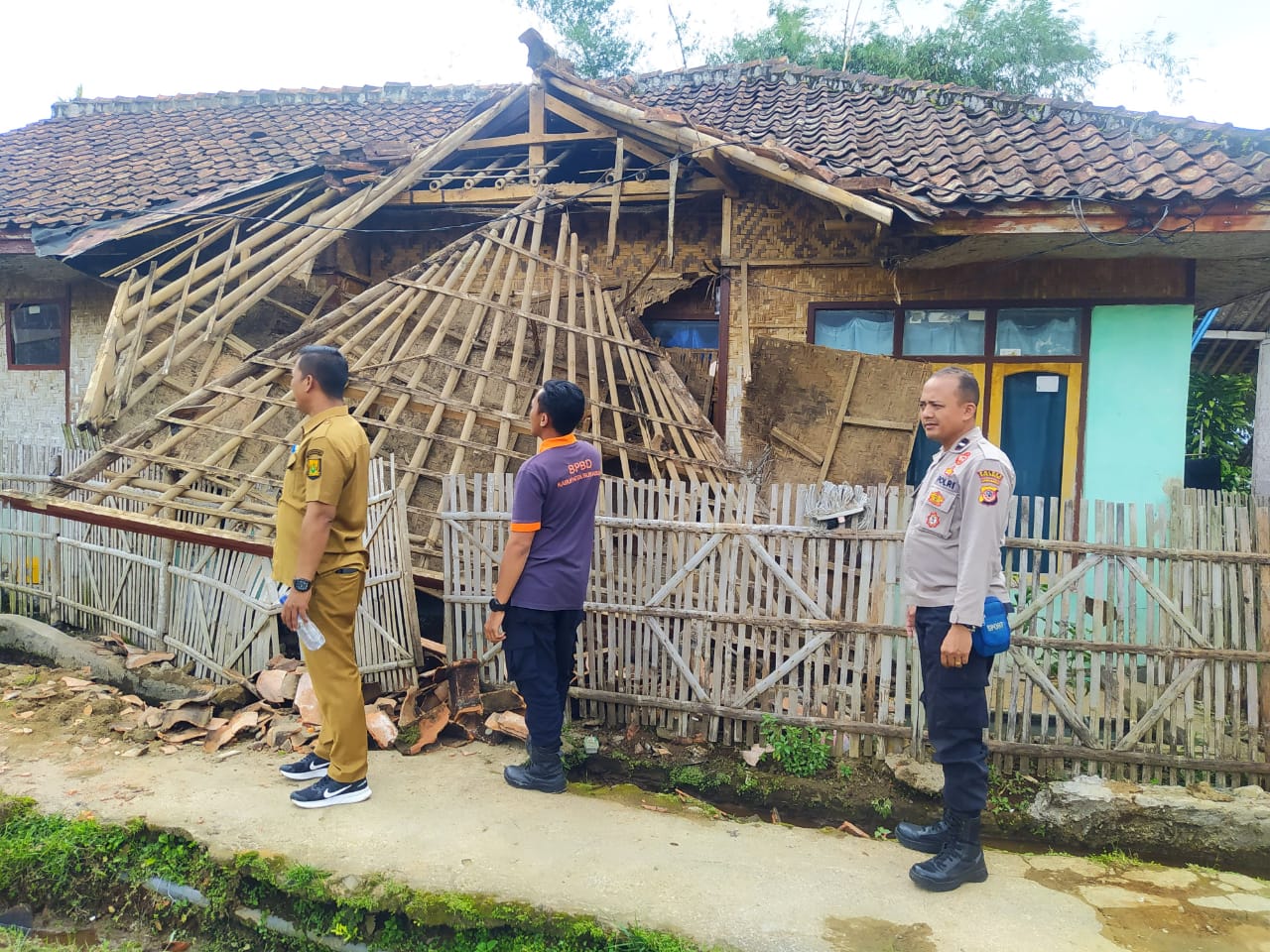 Ilustrasi rumah ambruk (Foto: Istimewa)