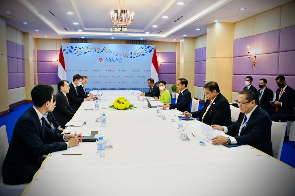 Presiden Jokowi melakukan pertemuan bilateral dengan Presiden ADB Masatsugu Asakawa, di Hotel Sokha, Phnom Penh, Kamis (10/11/2022). (Foto: BPMI Setpres/Laily Rachev)

