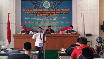 
Puluhan eks pengikut NII dan DI mendapat pembinaan berkala soal ideologi dan pemberdayaan ekonomi di Aula Kantor MUI Garut, Jalan Otista, Kecamatan Tarogong Kidul, Kabupaten Garut, Sabtu (5/11/2022).  (Foto: andre/dara.co.id)
