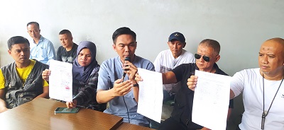 Ketua Paguyuban Pedagang jalan Hamara Efendi kota Banjar Aep Hijbi didampingi para anggotanya, saat menggelar konferensi pers. (Foto:Bayu/dara co.id)
