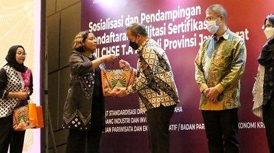 

Sekretaris Disparbud Jabar  Jabar Andrie Kustria Wardana menerima bingkisan saat
Sosialisasi dan Pendampingan Pendaftaran Fasilitasi Pembiayaan SNI CHSE yang diinisiasi oleh Kementerian Pariwisata dan Ekonomi Kreatif (Kemenparekraf) RI, yang digelar secara hybrid di Pullman Grand Ballroom, Kota Bandung, Jumat (11/11/2022). (Foto: Ist)
