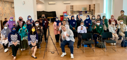 Bagia Arif Saputra, Mrs. Susilowaty & Mrs. Wulan Septiandari bersama peserta
Workshop Hari Guru Manajemen Stres untuk Kesehatan dan Kesejahteraan Guru (Foto: Istimewa)