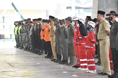 Sekitar 500 personel gabungan dari berbagai unsur melaksanakan apel kesiapsiagaan menghadapi bencana hidrometeorologi tingkat Kabupaten Bandung tahun 2022 di Dome Bale Rame Soreang, Senin (28/11/22). (Foto: Humas Pemkab Bandung)
