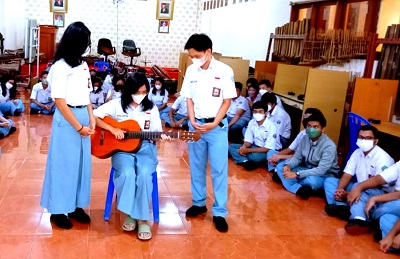 
Sejumlah siswa Sekolah Menengah Atas Negeri (SMAN) 2 Depok tengah beraksi pada ekstrakurikulum (Foto: Ist)
