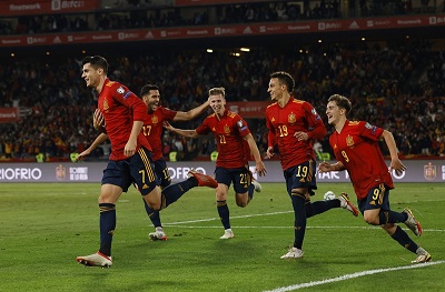 
Pemain Timnas Spanyol merayakan gol tunggal Alvaro Morata ke gawang Timnas Swedia (Foto: Reuters/Marcelo Del Pozo)