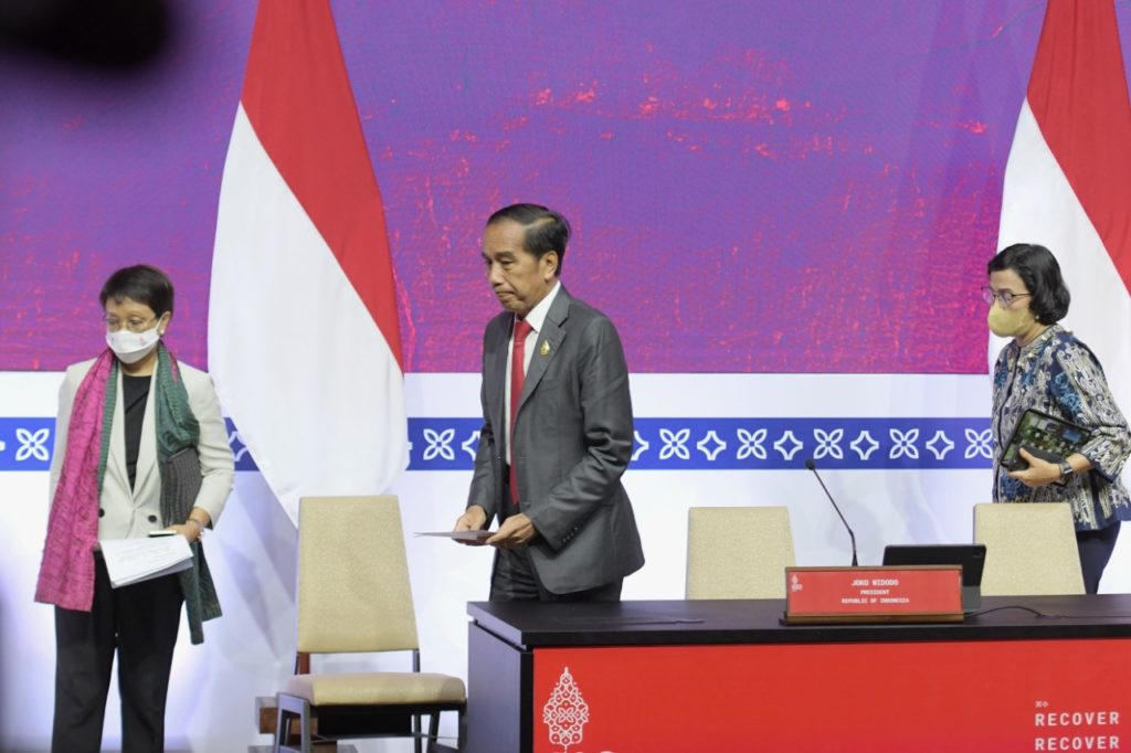 Menlu Retno Marsudi dan Menkeu Sri Mulyani saat mendampingi Presiden Jokowi memberikan pernyataan pers, Rabu (16/11/2022), di Media Center KTT G20 Indonesia, di BICC, Bali. (Foto: Humas Setkab/Rahmat)

