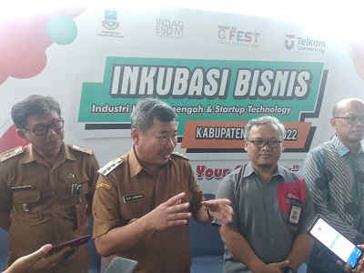 
Bupati Garut, Rudy Gunawan, bersama Rektor Telkom University Prof. Dr. Adiwijaya, dan Kepala Disperindag ESDM Garut, Nia Gania Karayana, memberikan keterangan kepada wartawan di Fave Hotel Garut, Senin (7/11/2022).  (Foto: andre/dara.co.id)
