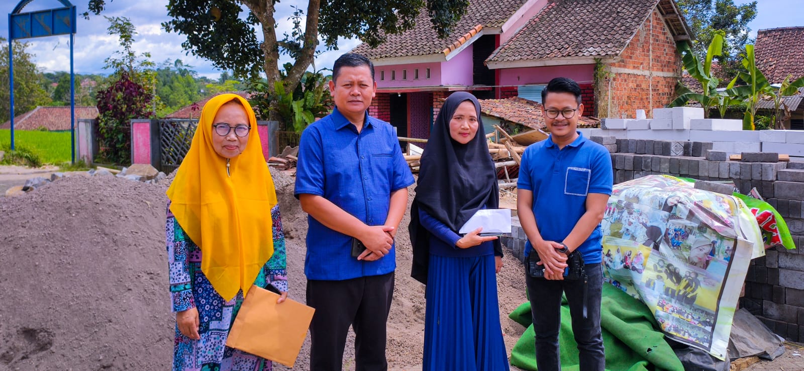 Anggota DPRD III Fraksi Demokrat Agung Nugraha didampingi Anggota DPRD Provinsi Jawa Barat Komisi II Hendar Darsono, SH, MH menyalurkan bantuan sosial korban dampak gempa Cianjur (Foto: Istimewa)