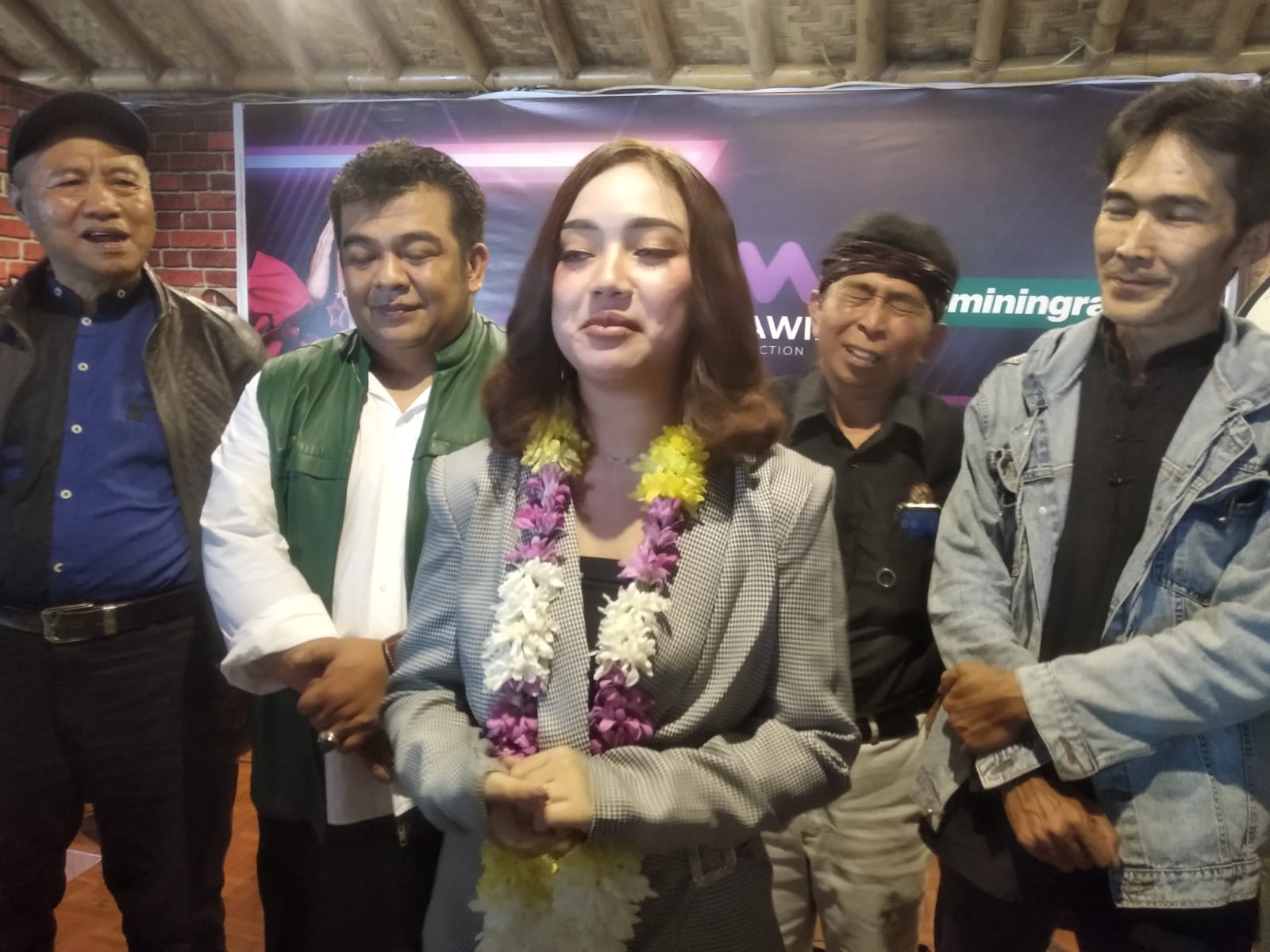 Nada Destyara, juara 1 Koplo Superstar ANTV 2022, asal Garut, bersama Ketua Kadin Garut, H. Yudi Nugraha Lasminingrat, memberikan keterangan kepada wartawan di Galeri Lasminingrat, Jalan Pataruman, Kecamatan Tarogong Kidul, Kabupaten Garut, Kamis (1/12/2022). (Foto: Istimewa)