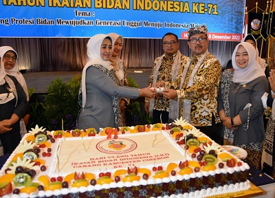 Bupati Cirebon Drs H Imron, M.Ag membuka Rapat Kerja dan Hari Jadi ke-71 Ikatan Bidan Indonesia (IBI) Cirebon, Kamis (08/12/2022).(Foto: bambang/dara.co.id)