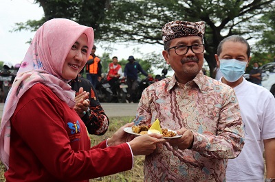 
Bupati Cirebon, Drs H Imron, M.Ag memberikan potongan nasi tumpeng kepada Ketua Persatuan Perawat Nasional Indonesia (PPNI) Eni Suhaeni, simbol mengawali pembangunan gedung PPNI, Jumat (9/12/2022). (Foto: dyan/dara.co.id)
