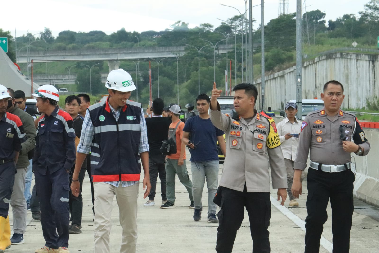 Kapolres Sukabumi AKBP Dedy Darmawansyah bersama PUPR dan PT Waskita, melakukan pengecekan ke lokasi jalan Tol Bogor - Ciawi-Sukabumi (Bocimi) (Foto: Istimewa)