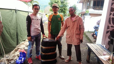 Dua pengusaha pakaian asal Jakarta memberikan bantuan berupa pakaian baru kepada korban musibah gempa di Cianjur Jawa Barat, Minggu (4/12/2022). (Foto: dyan/dara.co.id)

