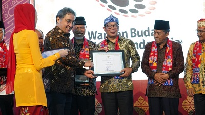 

Gubernur Jawa Barat Ridwan Kamil menerima Sertifikat penetapan 19 Warisan Budaya Takbenda (WBTb), pada Malam Apresiasi Kebudayaan Indonesia 2022 di kantor Kemendikbud Ristek, Jumat (9/12/2022). (Foto: deram/dara.co.id)

