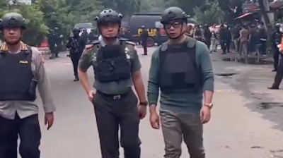 
Gubernur Jawa Barat Ridwan Kamil berada di lokasi ledakan bom bunuh diri Bandung (Foto:Twitter)