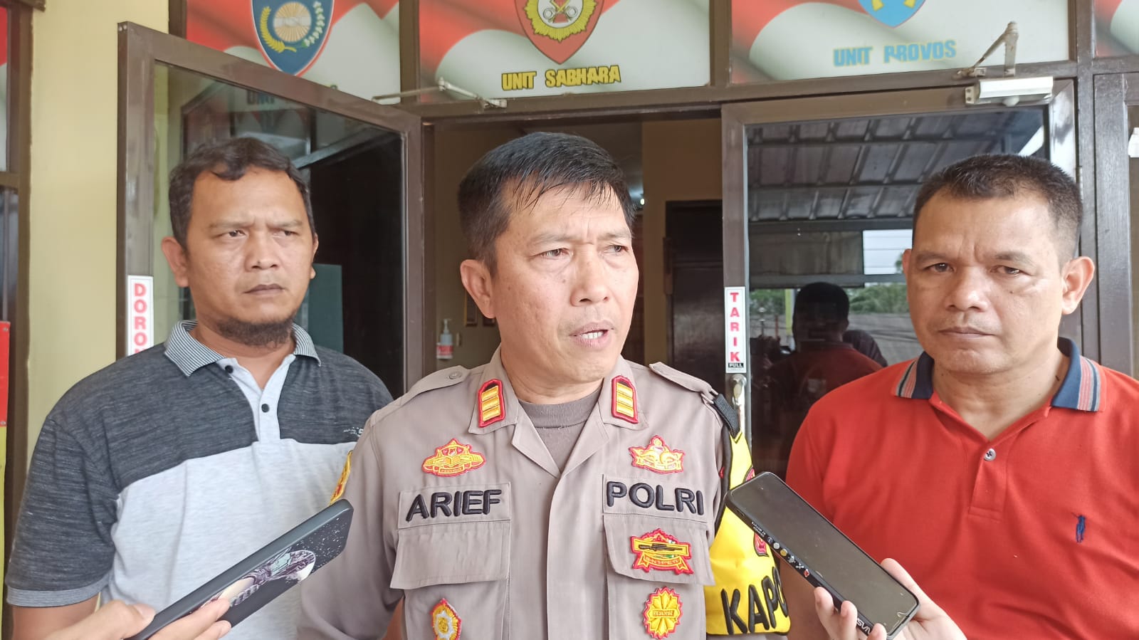 Kapolsek Gunungpuyuh AKP Maulana Arief, SH, MH memberikan keterangan ihwal dugaan penipuan jual beli motor (Foto: Istimewa)