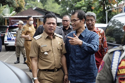 
Bupati Bandung, H.M  Dadang Supriatna berbincang dengan Ketua KPU Agus Baroya saat kunjungan kerja ke Kantor KPU Kabupaten Bandung di Jalan Sindang Wargi, Kecamatan Soreang, Kabupaten Bandung, Selasa (13/12/22). (Foto: Prokopim)
