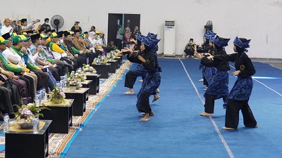 Atraksi pencak silat membuka  Pekan Olahraga dan Seni antar Madrasah Diniyah (Porsadin) ke-V Tingkat Nasional 2022,  yang dilaksanakan di Indoor Si Jalak Harupat Kecamatan Kutawaringin Kabupaten Bandung, Jawa Barat, Kamis malam (1/12/2022). (Foto: Humas)