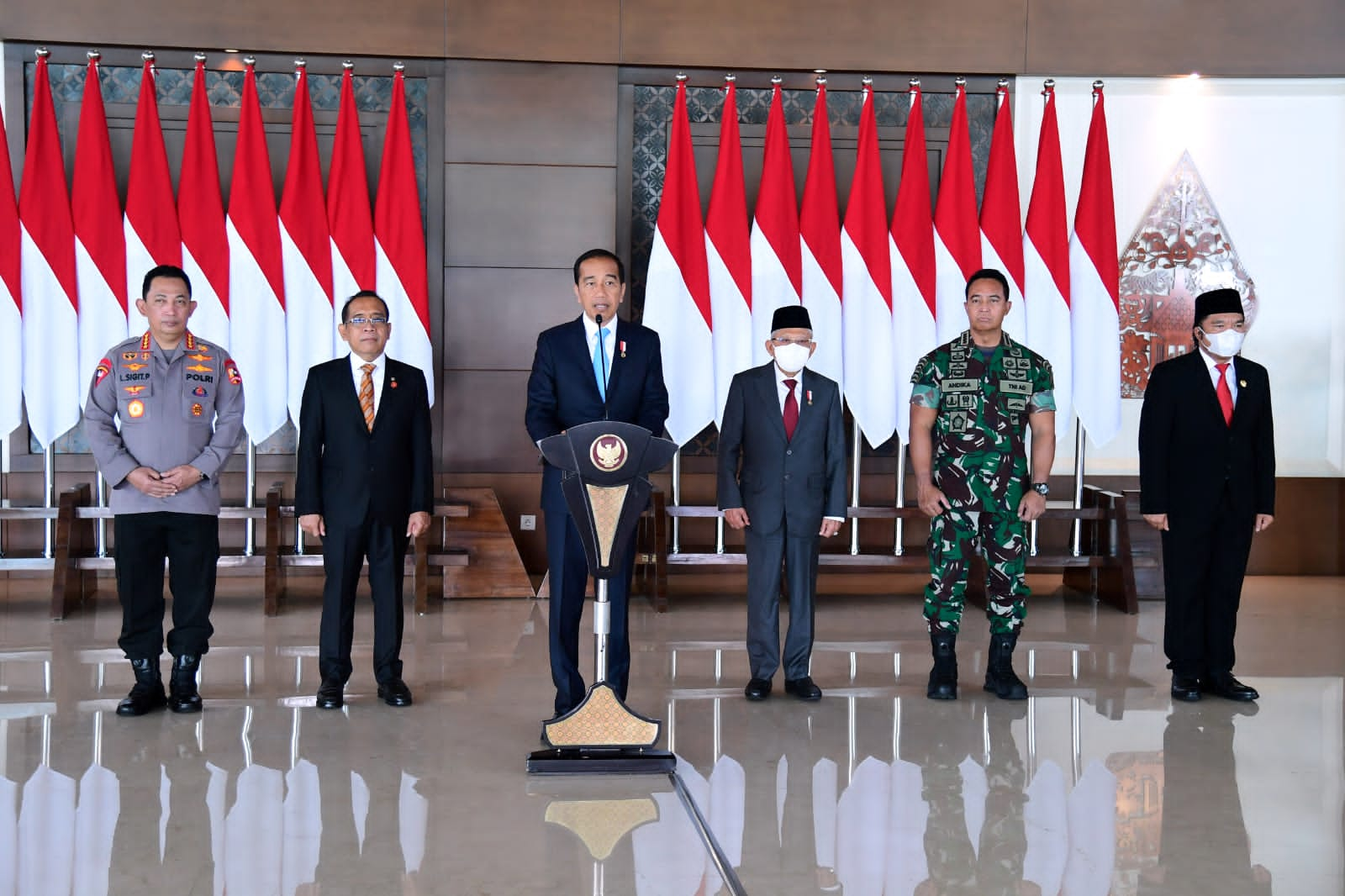 Presiden Jokowi didampingi Wapres Ma’ruf Amin dan pejabat lainnya dalam keterangan pers di Bandara Soekarno Hatta, Selasa (13/12/2022). (Foto: BPMI Setpres)
