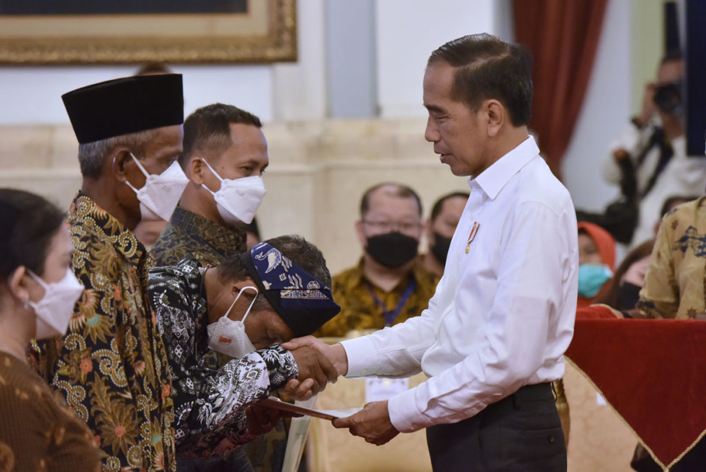 Presiden Jokowi menyerahkan sertifikat hak atas tanah untuk rakyat, di Istana Negara, Jakarta, Kamis (01/12/2022). (Foto: Humas Setkab/Oji)

