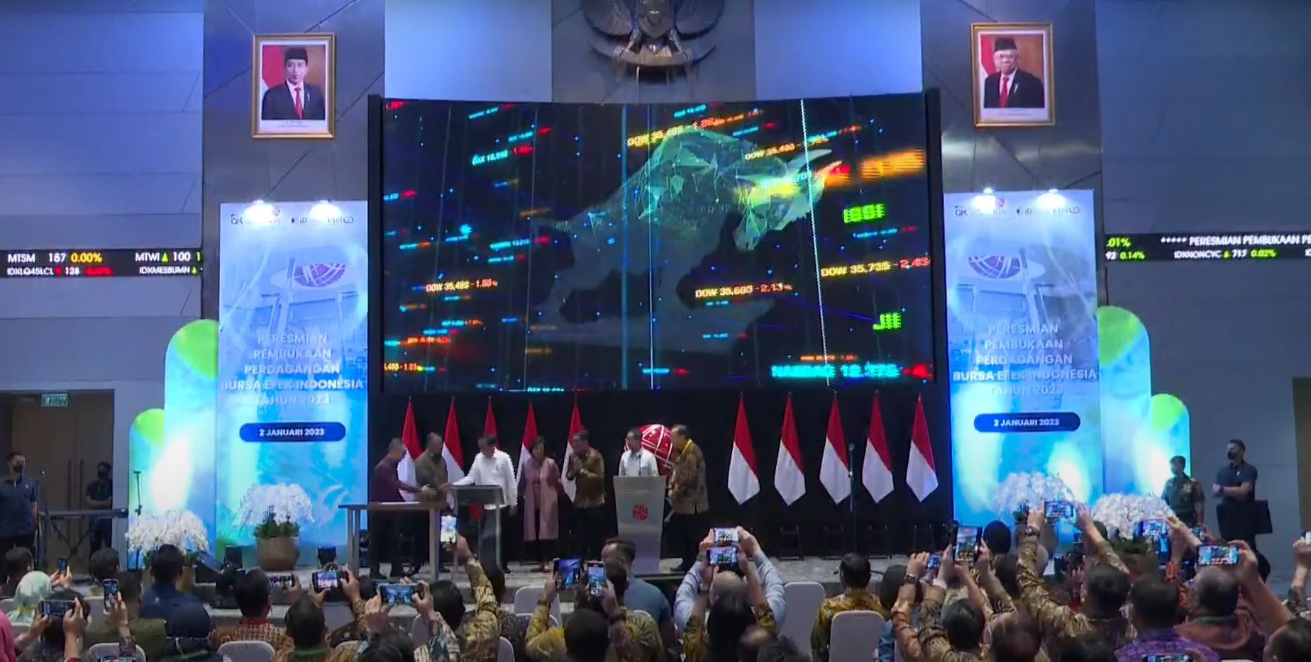 Presiden Jokowi secara resmi membuka Perdagangan BEI Tahun 2023, di Gedung BEI, Jakarta, Senin (02/01/2023). (Sumber: Tangkapan Layar)

