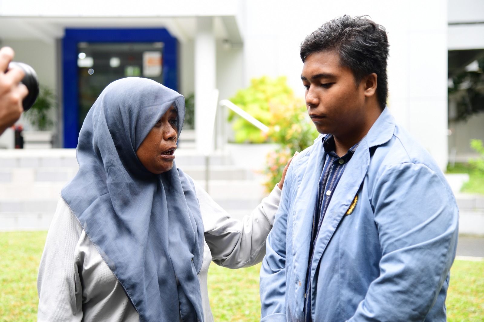 Ibu Siti dan anaknya, Devid Telussa,  dari Kota Manado, Provinsi Sulawesi Utara. (Foto: BPMI Setpres)

