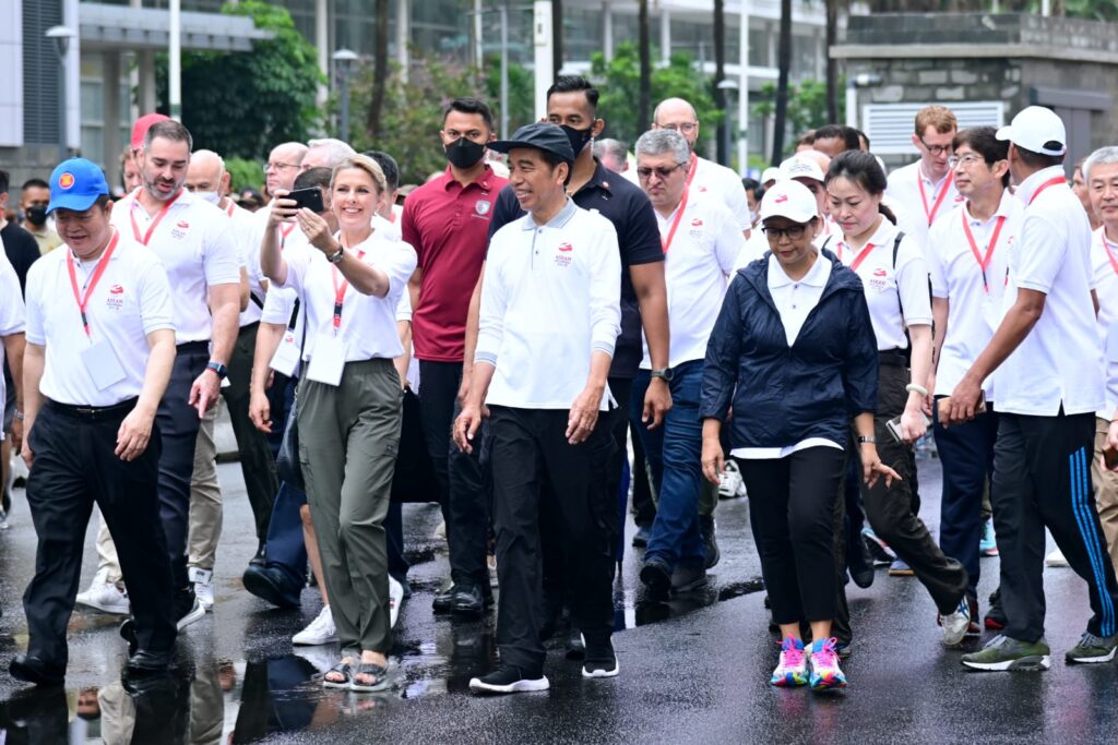 Presiden Jokowi bersama para duta besar (dubes) dan perwakilan tetap negara sahabat, Minggu (29/01/2023). (Foto: BPMI Setpres)
