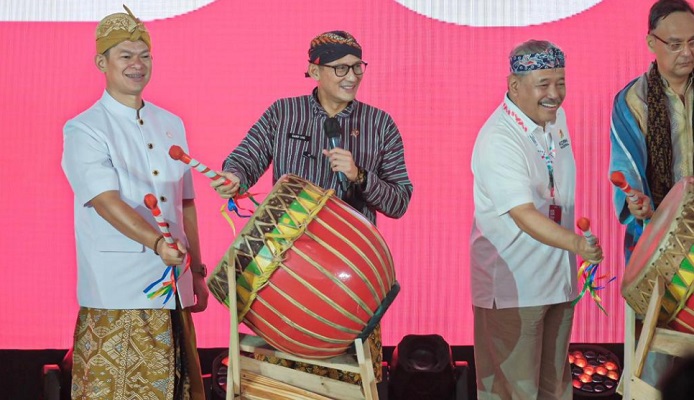 Menteri Pariwisata dan Ekonomi Kreatif/Kepala Badan Pariwisata dan Ekonomi Kreatif (Menparekraf/Kabaparekraf) Sandiaga Salahuddin Uno meluncurkan program “Karisma Event Nusantara (KEN) 2023” di Teater Keong Mas, Taman Mini Indonesia Indah, Jakarta,  Sabtu, (28/1/2023). (Foto: kemenparekraf)
