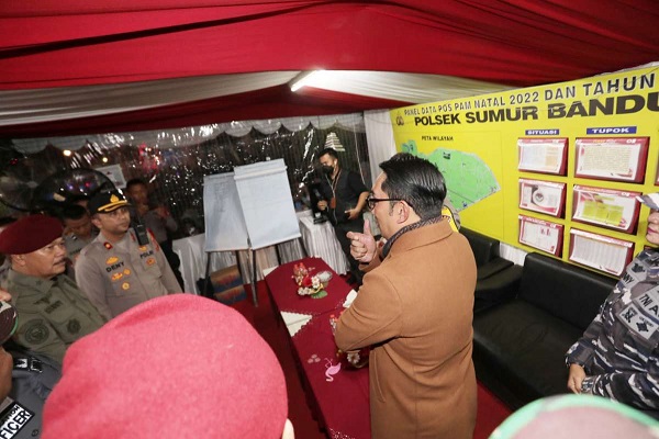 
Gubernur Jawa Barat Ridwan Kamil saat memantau suasana pergantian tahun bari di Posko Sumur Bandung, Kota Bandung, Sabtu (31/12/2022). (Foto: jabarprov.go.id)
