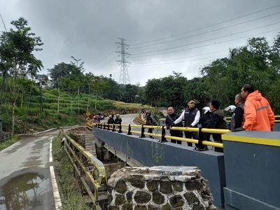 Hengky Kurniawan saat meninjau progres pembangunan jalan wilayah selatan (Foto: Istimewa)