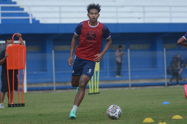 
Bek muda Persib, Kakang Rudianto kembali dipanggil pelatih Timnas Indonesia Shin Tae-yong jelang persiapan Piala AFC 2023. (Foto: persib.co.id)
