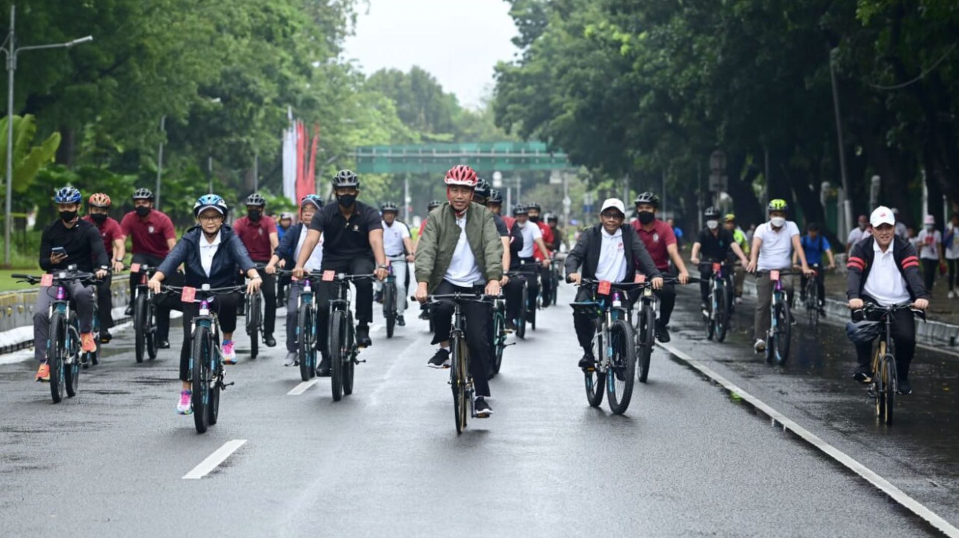 Presiden Joko Widodo bersepeda dari Istana Merdeka untuk menghadiri acara pembukaan (kick-off) keketuaan ASEAN Indonesia 2023 yang dipusatkan di Bundaran Hotel Indonesia (HI), Jakarta Pusat, Minggu (29/1/2023) (Foto: BPMI)