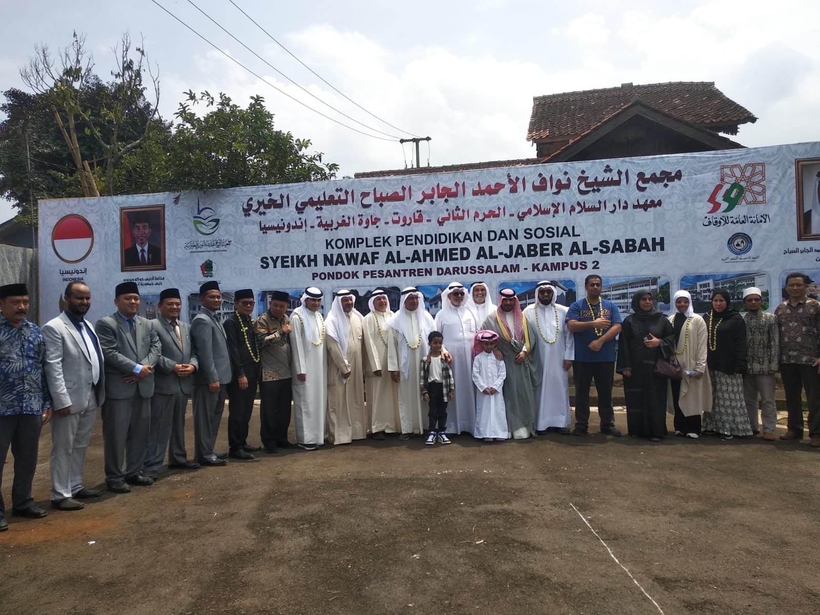 
Pimpinan Ponpes Darussalam, KH Devi Muharrom Sholahuddin,berfoto bersama usai kegiatan peletakan batu pertama Kampus 2 Ponpes Darussalam, Kamis (5/1/2022).(Foto: andre/dara.co.id)