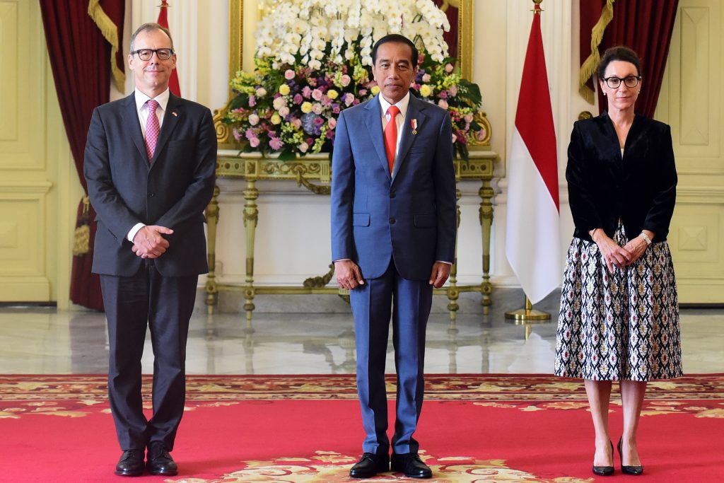 Presiden Jokowi berfoto bersama dengan Olivier Zehnder, Duta Besar LBBP Konfederasi Swiss untuk Republik Indonesia, di Ruang Kredensial, Istana Merdeka, Jakarta, Senin (20/02/2023). (Foto: Humas Setkab/Rahmat) 

