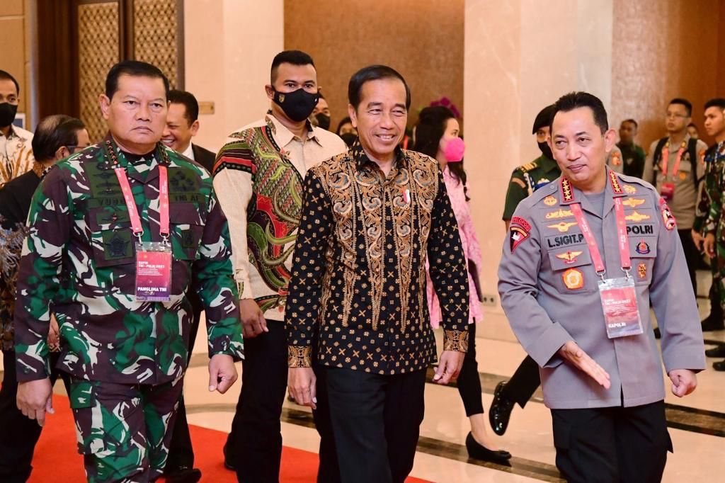 Presiden Jokowi didampingi Panglima TNI Laksamana Yudo Margono dan Kapolri Jenderal Listyo Sigit Prabowo saat menghadiri dalam Rapim TNI dan Polri Tahun 2023 di The Sultan Hotel, Jakarta, pada Rabu (08/02/2023). (Foto: BPMI Setpres/Lukas)
