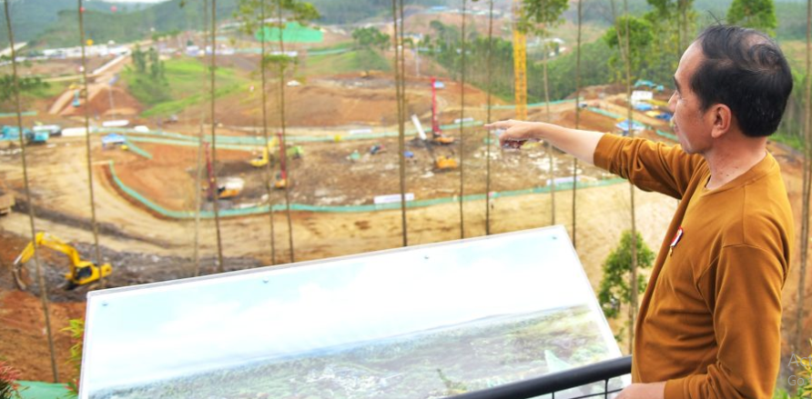 Presiden Jokowi di Menara Pandang, kawasan IKN, Kabupaten Penajam Paser Utara, Kalimantan Timur, Kamis (23/02/2023) siang. (Foto: Humas Setkab/Agung)
