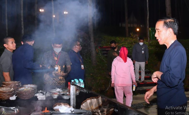 Presiden Jokowi berbincang dengan juru masak kepresidenan, Chef Claudio, sebelum makan malam di KIPP IKN, Kabupaten Penajam Paser Utara, pada Kamis (23/02/2023). (Foto: BPMI Setpres/Rusman)

