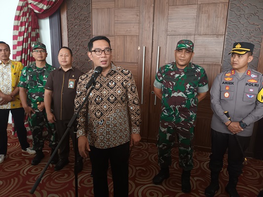 
Gubernur Jawa Barat, Ridwan Kamil saat kunjungan kerja di Kabupaten Cirebon (Foto: bambang/dara.co.id)
