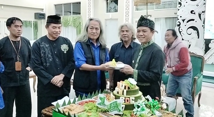 ikan sepotong tumpeng kepada Ketua PWI Kabupaten Bandung, H. Rahmat Sudarmaji, pada Perayaan Hari Pers Nasional (HPN) ke-28 di Rumah Jabatan Bupati, di Soreang, Kabupaten Bandung, Kamis (9/2) malam.(Foto: Prokopim)
