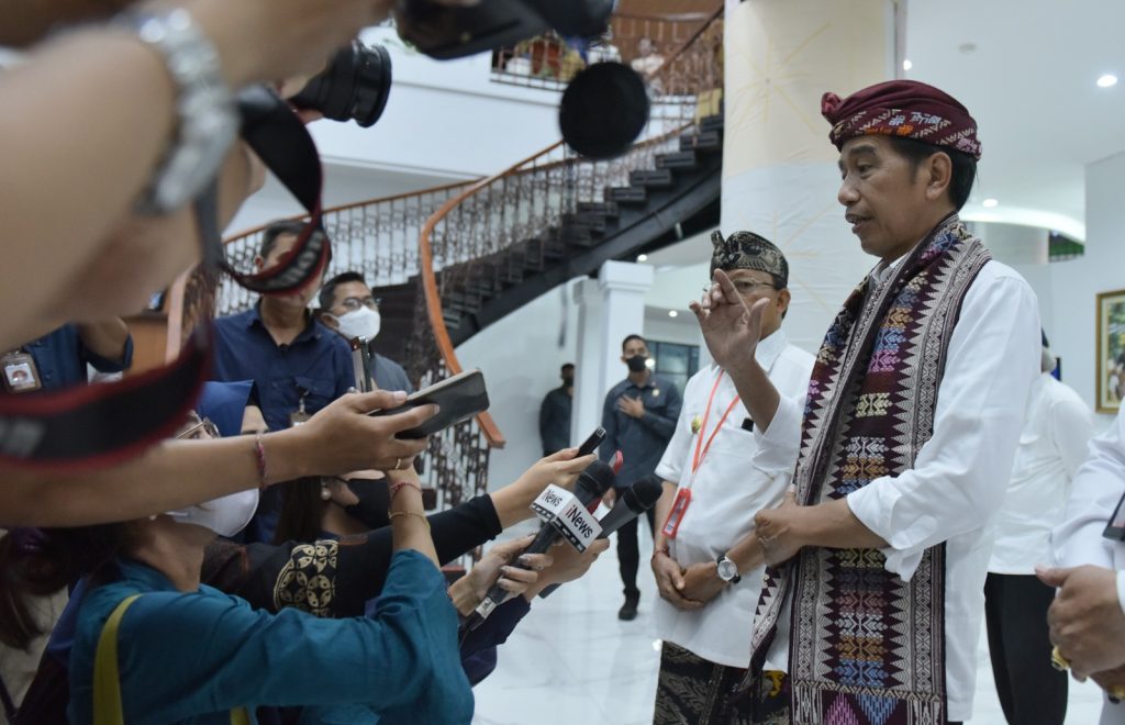 Presiden Jokowi meninjau Sentra Tenun Jembrana, di Kabupaten Jembrana, Kamis (02/02/2023). (Foto: Humas Setkab/Jay)

