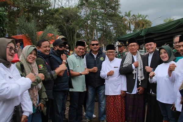 Bupati Bandung H.M.Dadang Supriatna mngukuhkan pengurus Masjid Cagar Budaya/Masjid Besar Kecamatan Majalaya, Kabupaten Bandung masa khidmat 2023-2028 di lingkungan Masjid Besar Majalaya, Sabtu (11/2/23) pagi. (Foto: prokopim)
