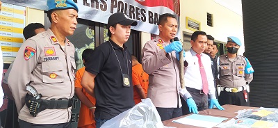 Kapolres Banjar AKBP Bayu Catur Prabowo saat menunjukkan barang bukti, dalam konferensi pers di Mako polres Banjar (Foto: Istimewa)