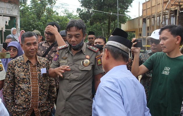 
Kasat Pol  PP Kabupaten Sukabumi, Dody Rukman Meidianto berdialog dengan tokoh agama di Kp. Parakansalak Rt 002 Rw 002 Desa Parakan salak Kec. Parakansalak kabupaten Sukabumi, Jumat siang  (10/2/2023). (Foto: dyan/dara.co.id)
