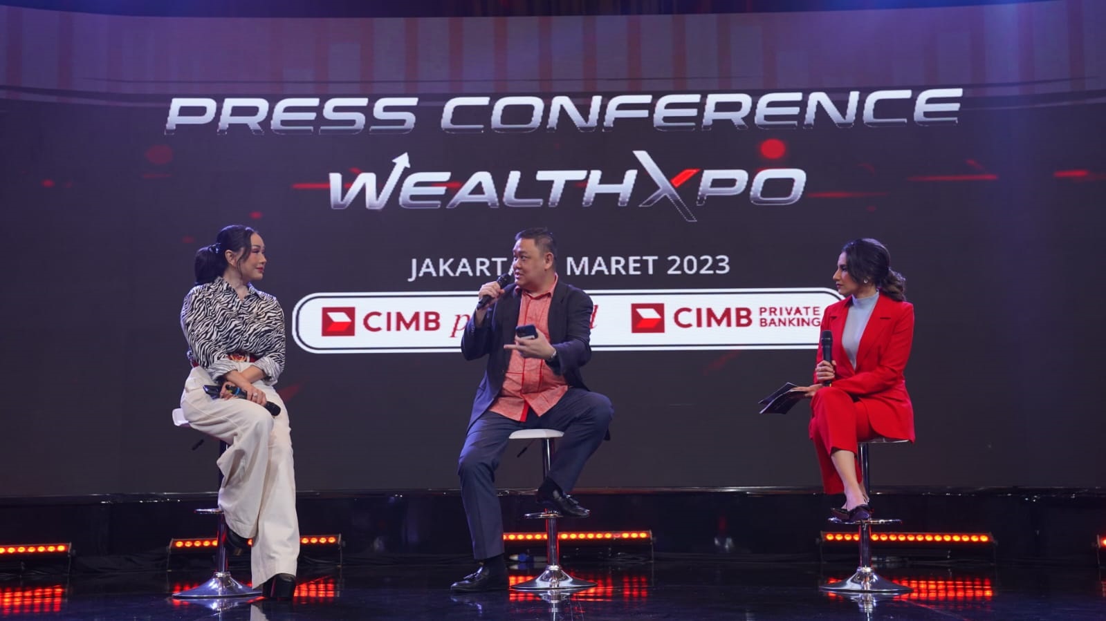 Direktur Consumer Banking CIMB Niaga Noviady Wahyudi (tengah) bersama Nasabah CIMB Preferred dan Diva Indonesia Titi DJ (kiri) menjawab pertanyaan wartawan saat Konferensi Pers Wealth Xpo bertema Embracing The Spirit of Opportunity, di Jakarta, Kamis (2/3/2023). CIMB Niaga untuk pertama kalinya menyelenggarakan Wealth Xpo sebagai salah satu signature event untuk mengapresiasi dan membangkitkan optimisme nasabah istimewa yaitu CIMB Preferred dan CIMB Private Banking, serta masyarakat di era pascapandemi. Acara yang menghadirkan narasumber dari para pakar dan praktisi kompeten ini, mendapat sambutan positif dengan dihadiri lebih dari 1.000 peserta (Foto: Istimewa)