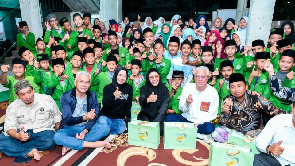 Rylife saat menjalankan program Gerakan Wakaf Sejuta Alquran di Pondok Pesantren As-Shofa, Kecamatan Rajeg, Tangerang, Banten. (Dok. Istimewa)