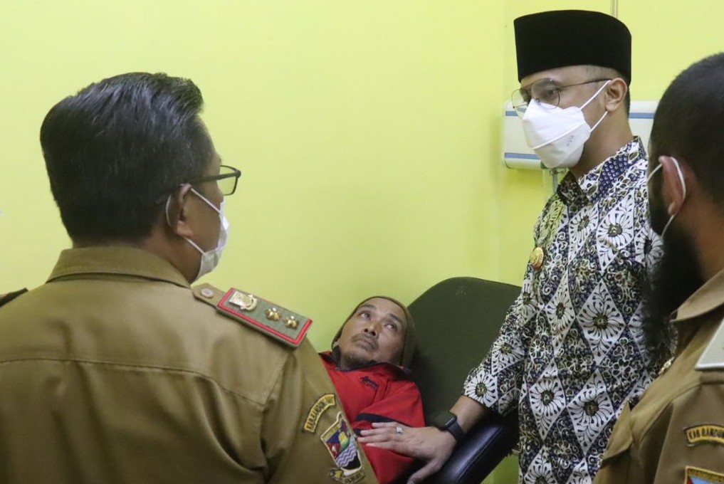 Hengky Kurniawan, saat menjenguk pasien yang disinyalir mengalami keracunan makanan di Lembang (Foto: Istimewa).