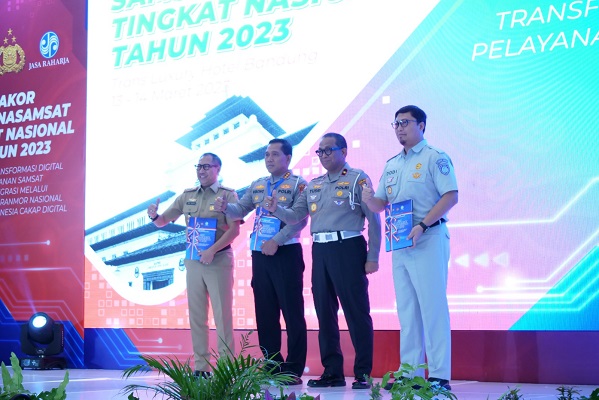 
Kepala Badan Pendapatan Daerah (Bapenda) Jabar, Dedi Taufik berfoto bersama usai Rapat Koordinasi Pembina Samsat tingkat Nasional di Kota Bandung, Senin (13/3/2023). 
